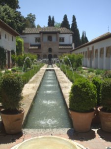 Fuente_en_los_jardines_de_la_Alhambra[1]